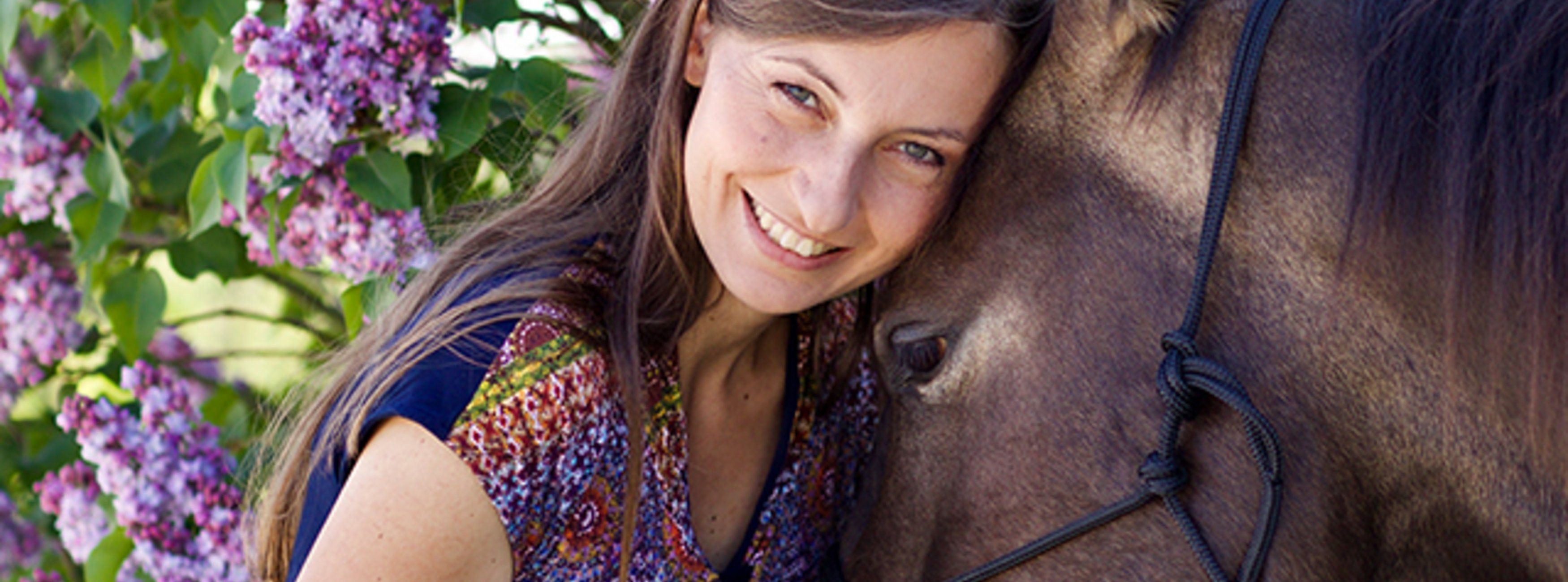 Elena Bader Parelli Instruktorin steht neben ihrem Pferd