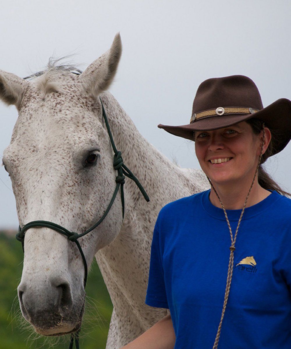 Parelli Instruktorin Silvia Eigner steht neben Ihrem Pferd. 